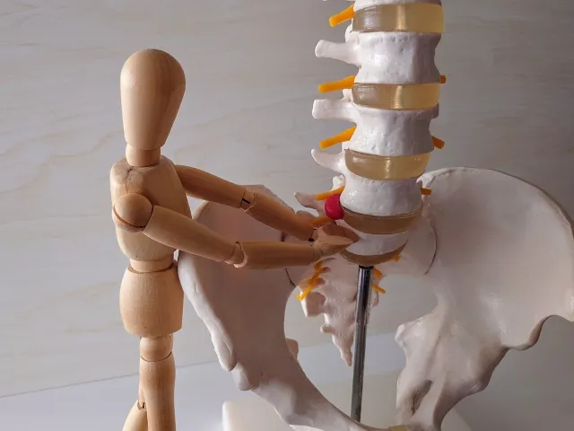 骨盤の歪みと肩こりに関係はある?